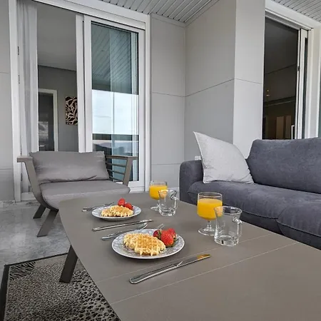 Gemelos Levante Beachfront Apartamento *